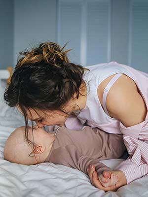baby handling mama beba spavanje baby handling mama beba spavanje